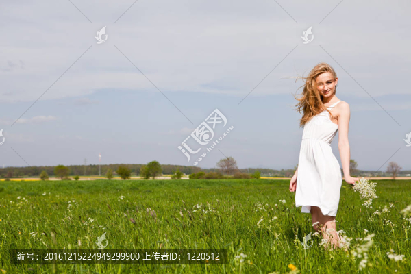 美麗的金發(fā)女人在夏天戶外快樂