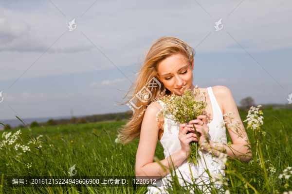 美麗的金發(fā)女人在夏天戶外快樂