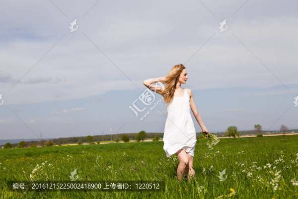 美麗的金發(fā)女人在夏天戶外快樂