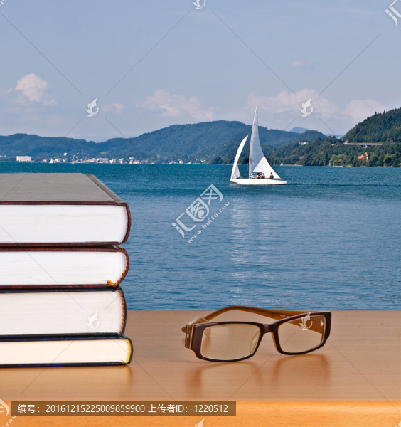 書在桌子上