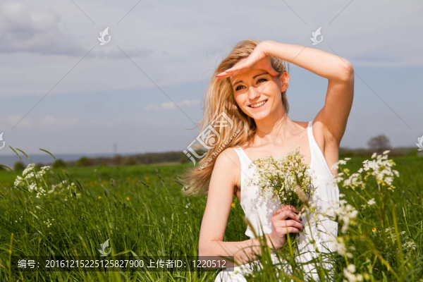 美麗的金發(fā)女人在夏天戶外快樂(lè)