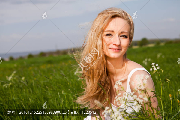美麗的金發(fā)女人在夏天戶外快樂