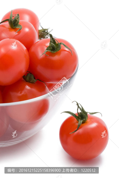 成熟的西紅柿在玻璃碗隔離