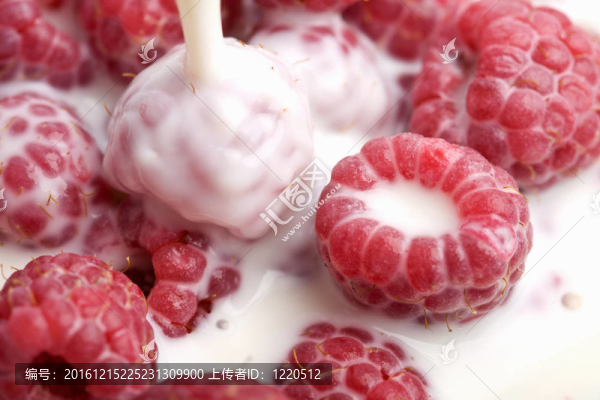 牛奶澆上新鮮的覆盆子