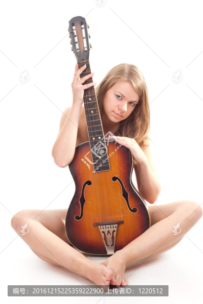 漂亮的女孩穿著毛衣和吉他