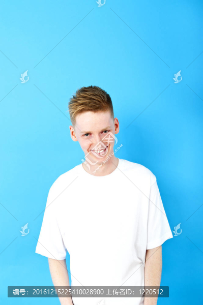 藍色背景的年輕人