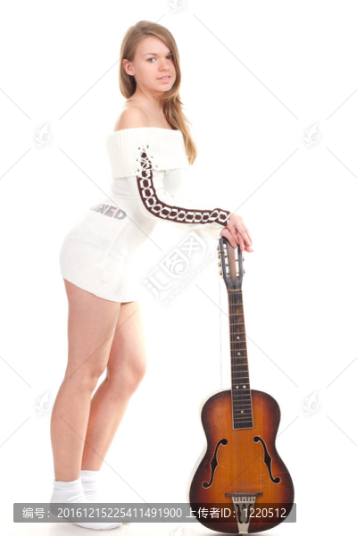 漂亮的女孩穿著毛衣和吉他