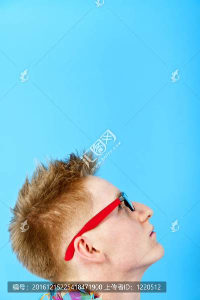 戴眼鏡的年輕人