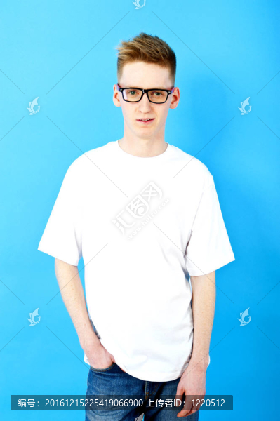 戴眼鏡的年輕人