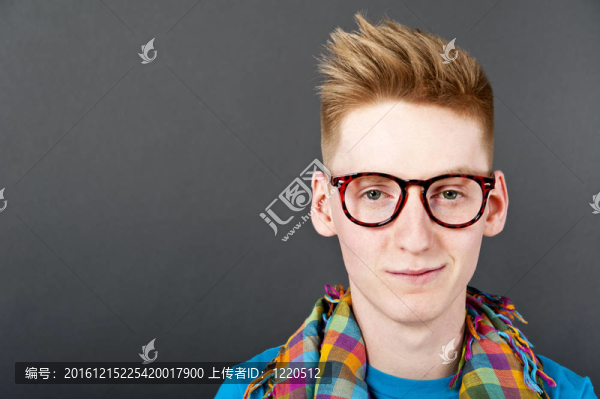 黑人背景的年輕人