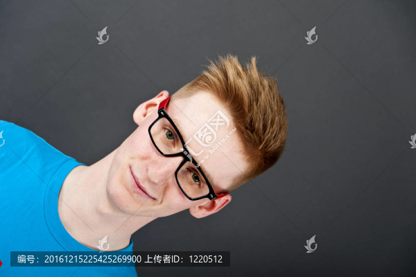 黑人背景的年輕人