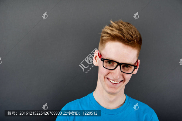 黑人背景的年輕人