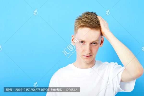 藍色背景的年輕人