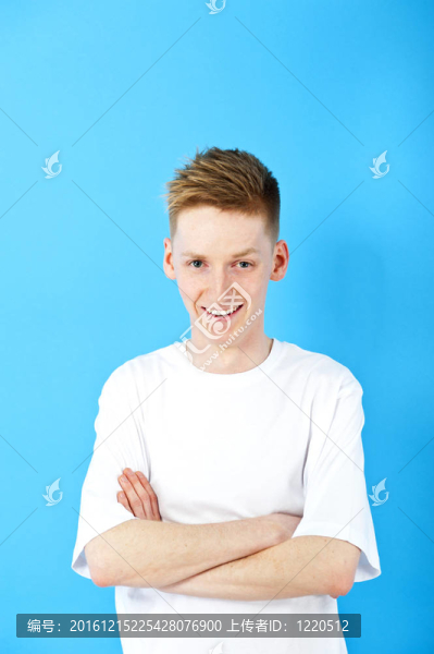 藍色背景的年輕人