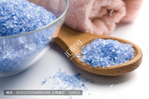 水療和身體護(hù)理背景。草本鹽和毛巾