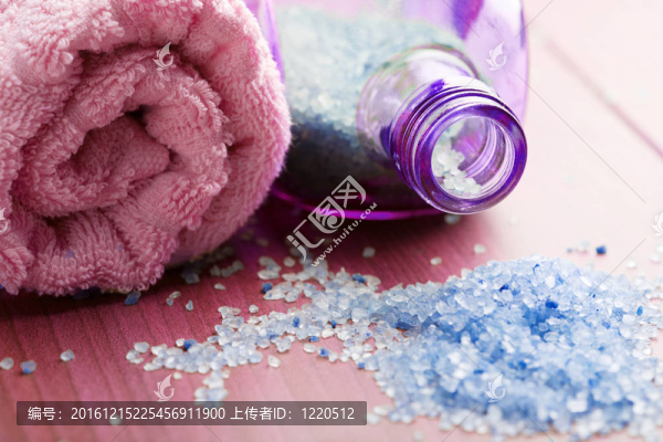 草本鹽和毛巾。水療和身體護(hù)理背景
