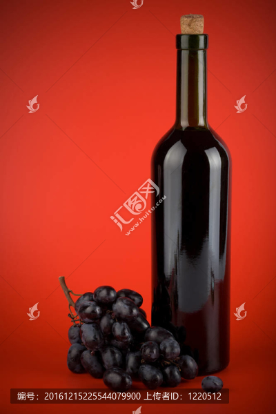 一瓶紅酒和葡萄