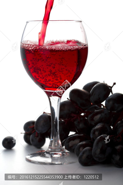 紅酒和葡萄隔離的玻璃