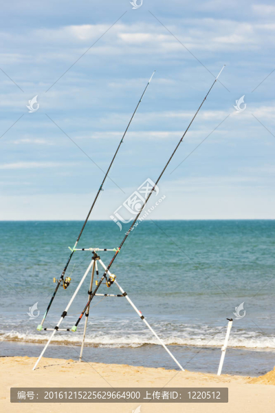 在納博訥海灘的海灘上釣魚桿；朗格多克地區(qū)；法國(guó)