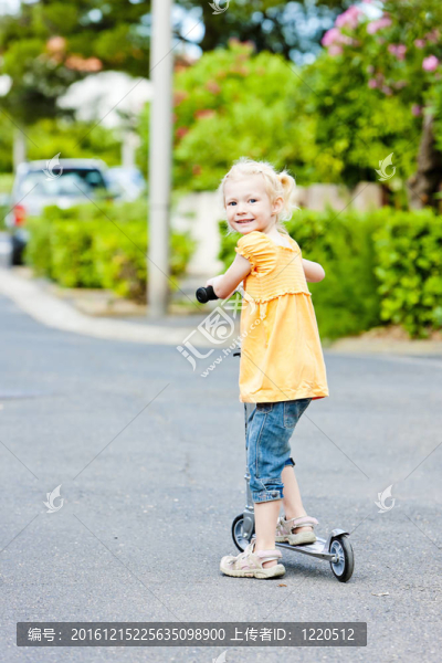帶滑板車的小女孩