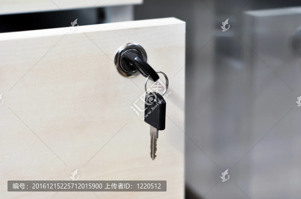 帶鎖鑰匙的抽屜