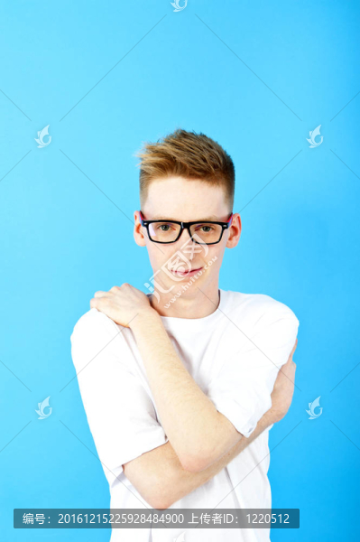 戴眼鏡的年輕人