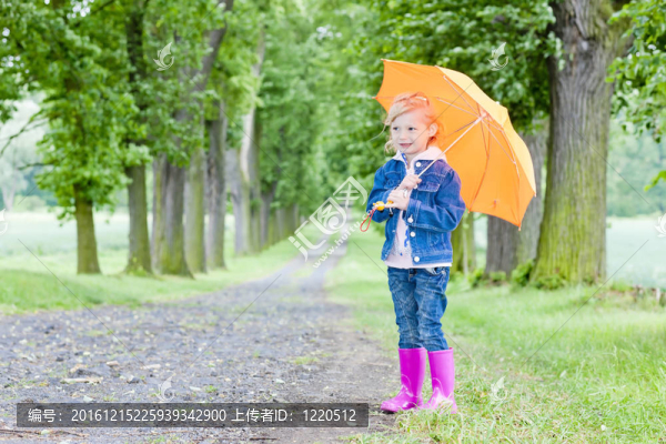 春天里帶著雨傘的小女孩