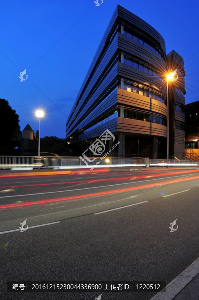 通過(guò)市區(qū)交通