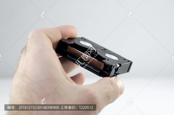 迷你DV磁帶在手