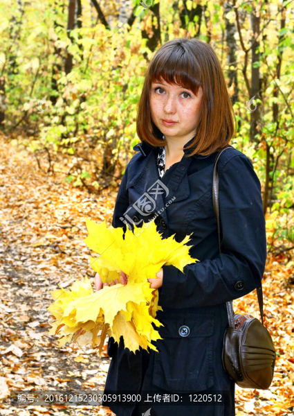 秋天森林里的女孩