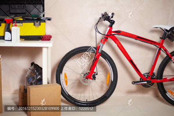 車庫中的山地自行車
