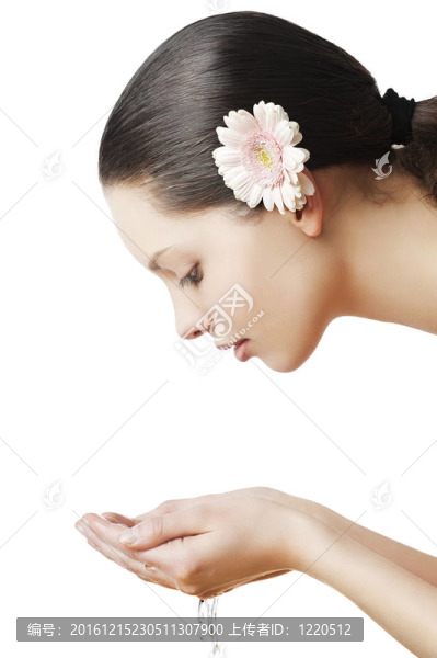 自然美麗的肖像婦女在頭發(fā)花