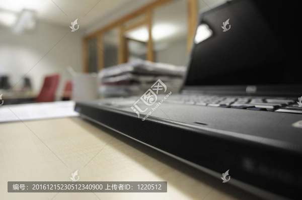 辦公桌上的超薄筆記本電腦
