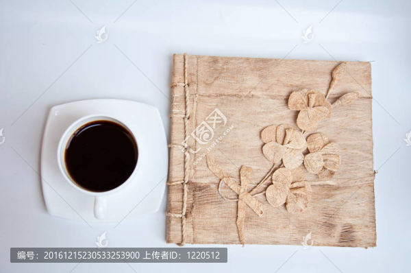 黑咖啡和紙