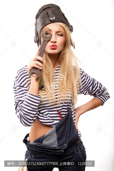 女人和扳手