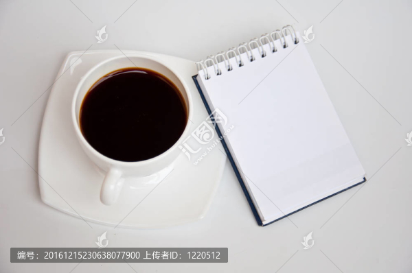 空白紙和黑咖啡