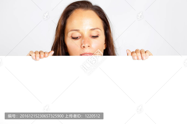女人低頭看白板