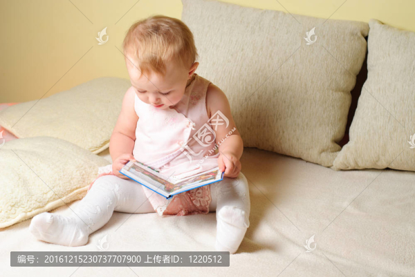 女孩讀書