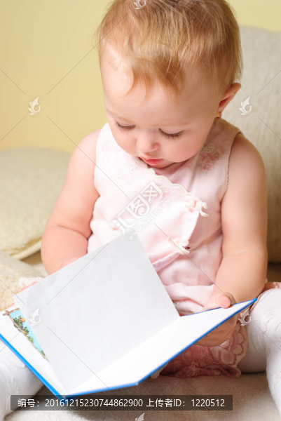 女孩讀書
