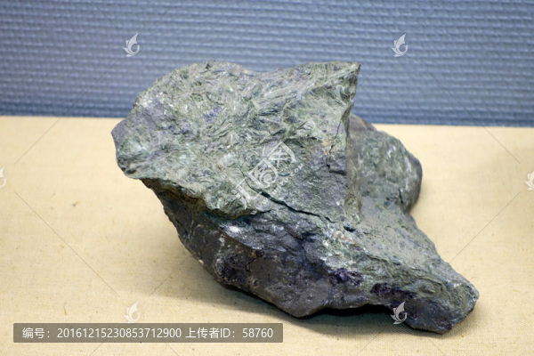 鈉閃石型鈮稀土鐵礦