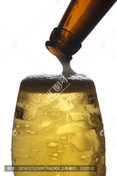 啤酒杯。