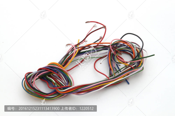 靠近五彩線對一個簡單的白色背景。
