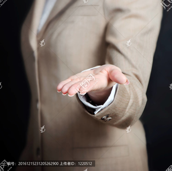 手持或贈送某物的女性手