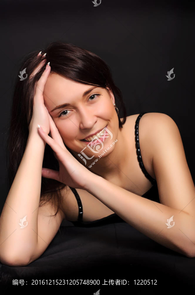 一個年輕女人的肖像微笑的女