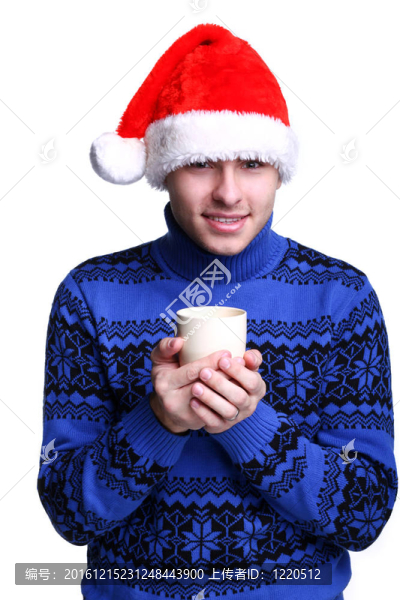 男子在Santa的帽子與杯子