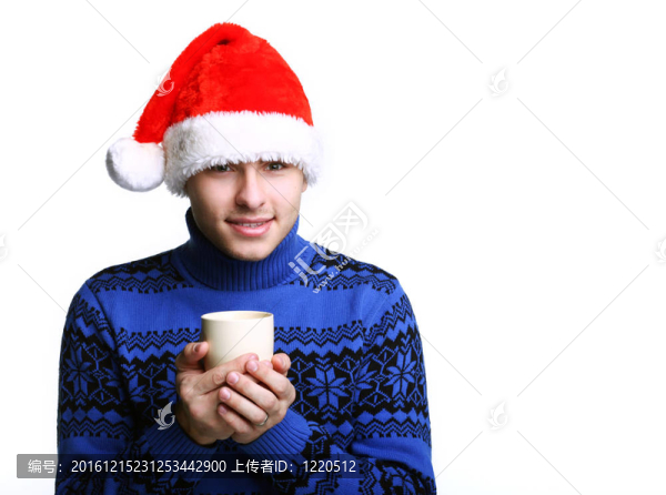 男子在Santa的帽子與杯子