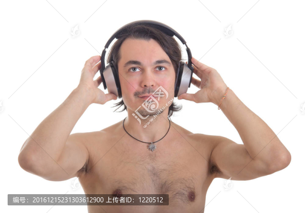一個(gè)快樂(lè)的年輕人用耳機(jī)聽(tīng)音樂(lè)；在白色背景下孤立