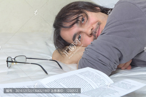 漂亮的男人看書，而他躺在壞