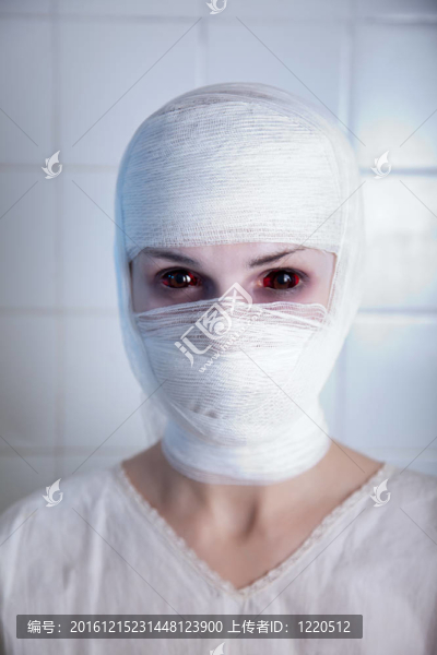 遺傳實(shí)驗(yàn)的受害者；裹著繃帶的女孩