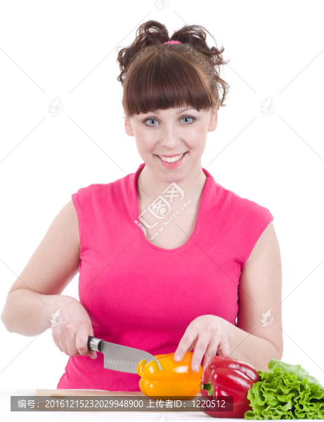 美麗的年輕女孩與胡椒